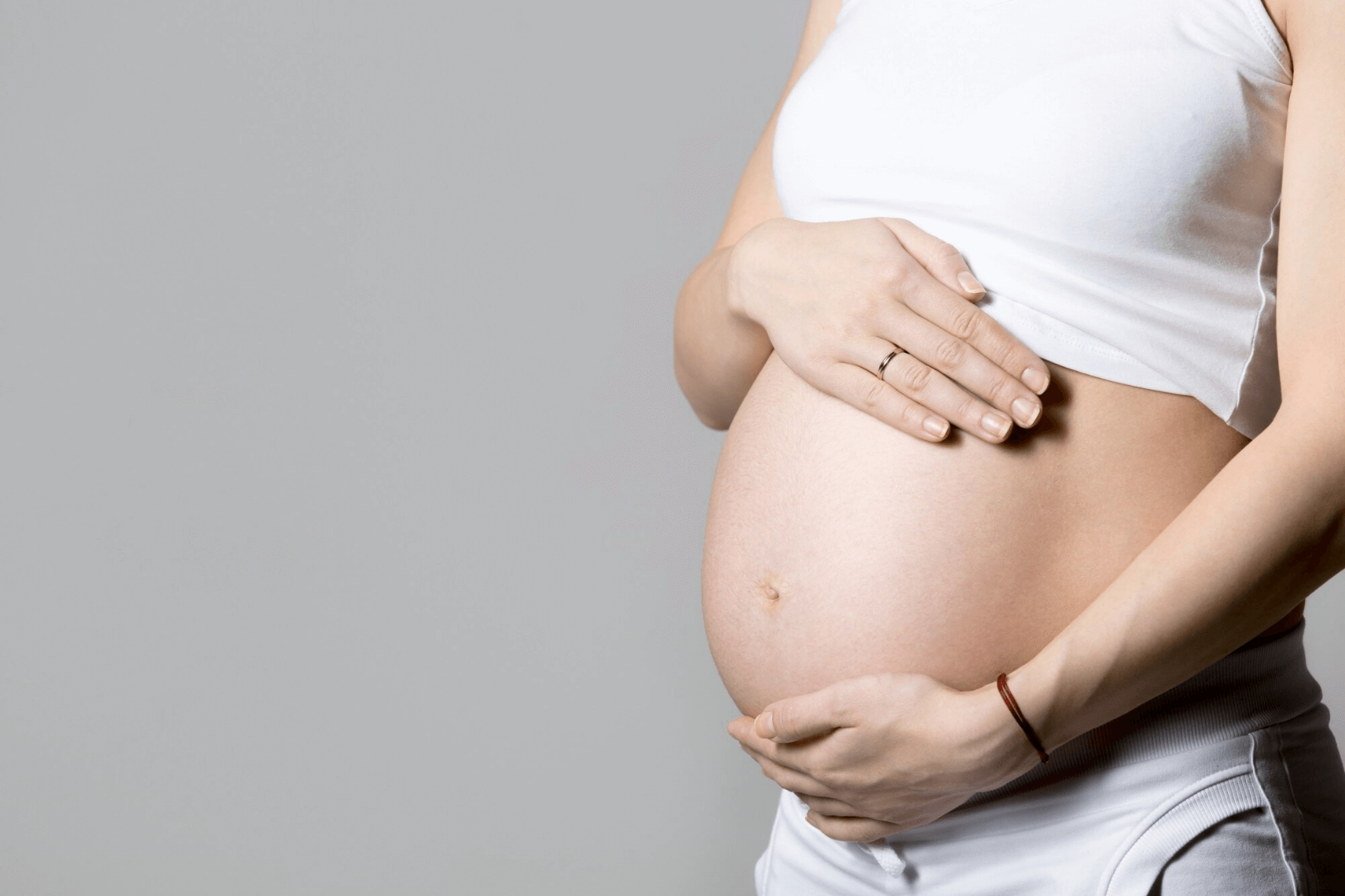 Femme enceinte qui vite une grossesse et touche son ventre rond