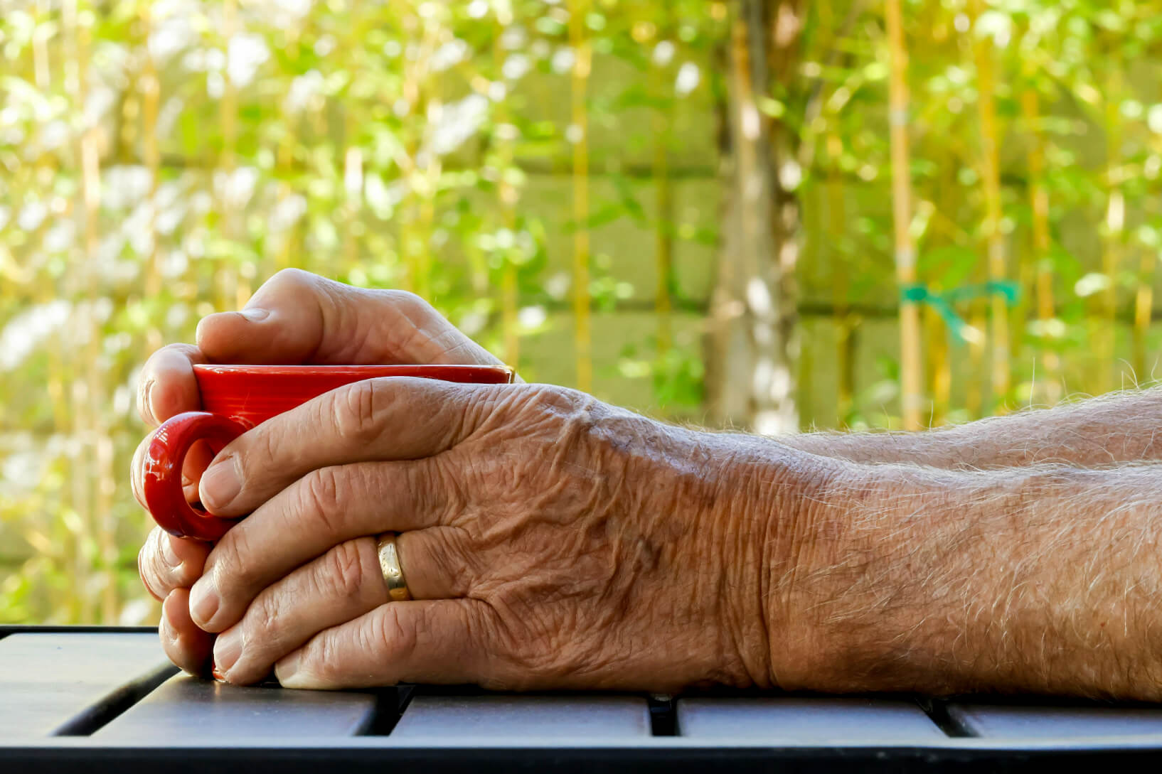 Personne à la retraite qui prend le temps d'un café
