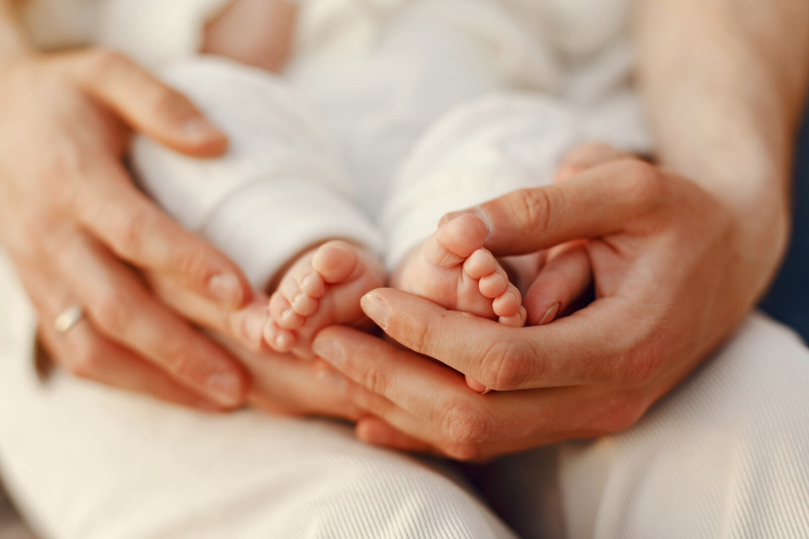 Nouveau né dans les bras du parent
